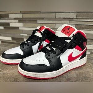 Air Jordan Mid 1